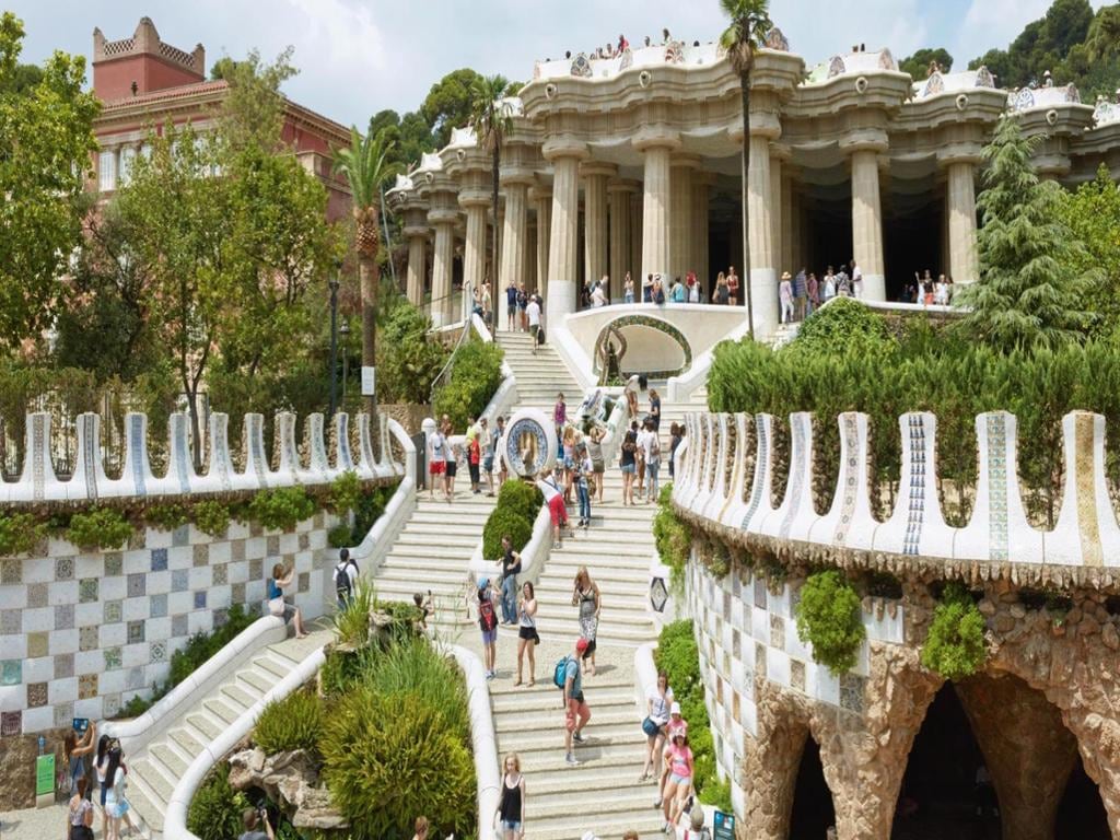 Barcelona in One Day: Sagrada Familia, Park Güell and the Old Town - Walking Tour with Hotel Pick-up