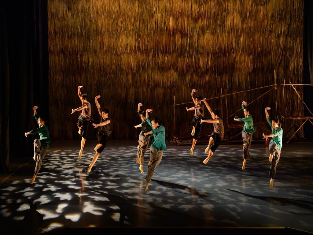 Evening Show at Saigon Opera House: A O / Teh Dar / The Mist - Joining Show /Class AAH