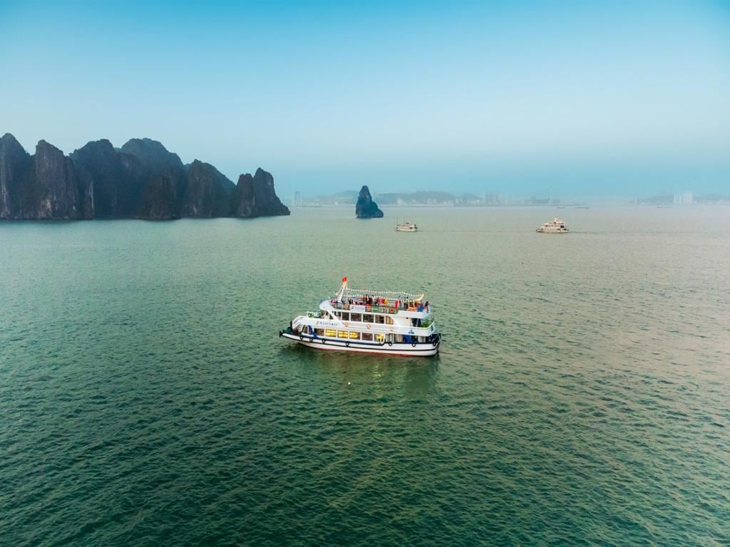 Discover Halong Bay by a Luxury Cruise and a Limousine Bus – Full-Day Small Group Tour