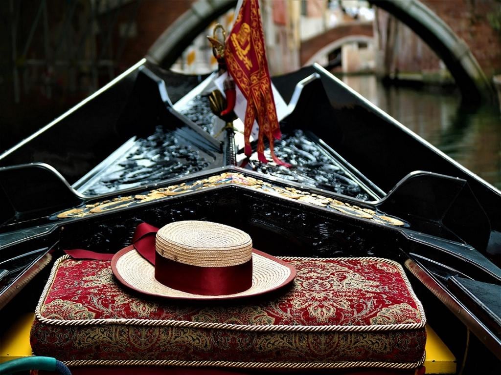 Romantic Dinner in a Noble Palace and Private Gondola Ride
