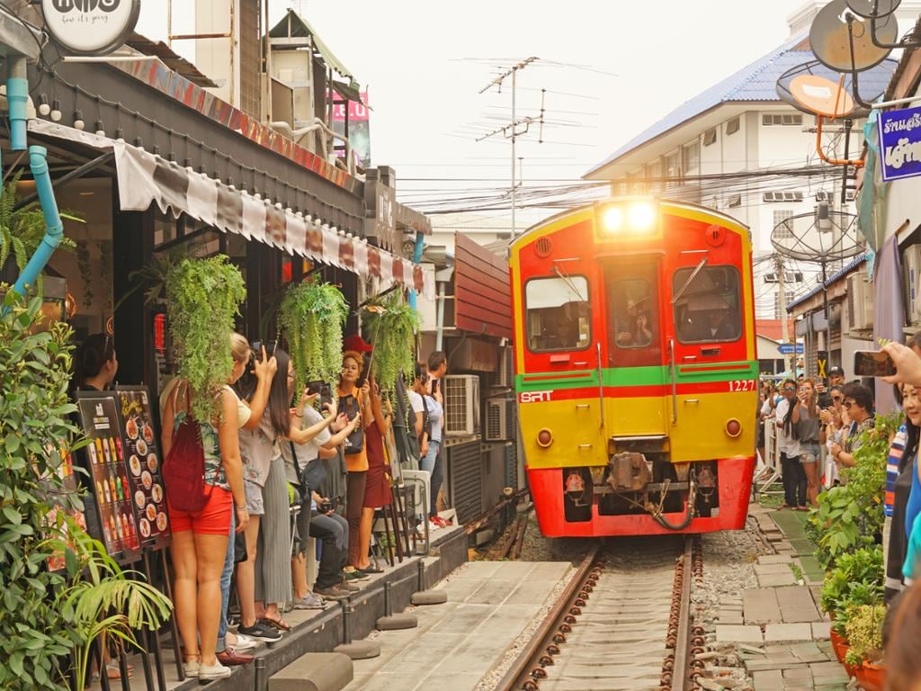 Maeklong Railway Market and Damnoen Saduak Floating Market - Half-Day Tour