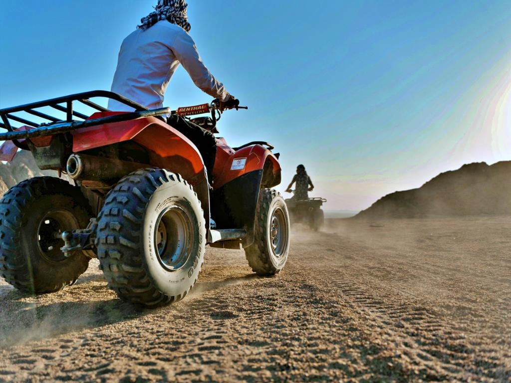 Desert safari on a quad bike and 4x4 jeep with dinner in Hurghada
