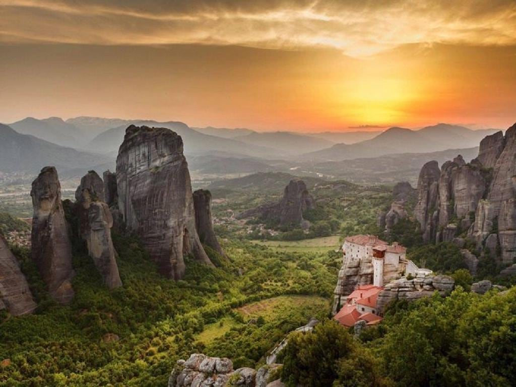 Discover Meteora by bus with optional meal - Full-Day Tour