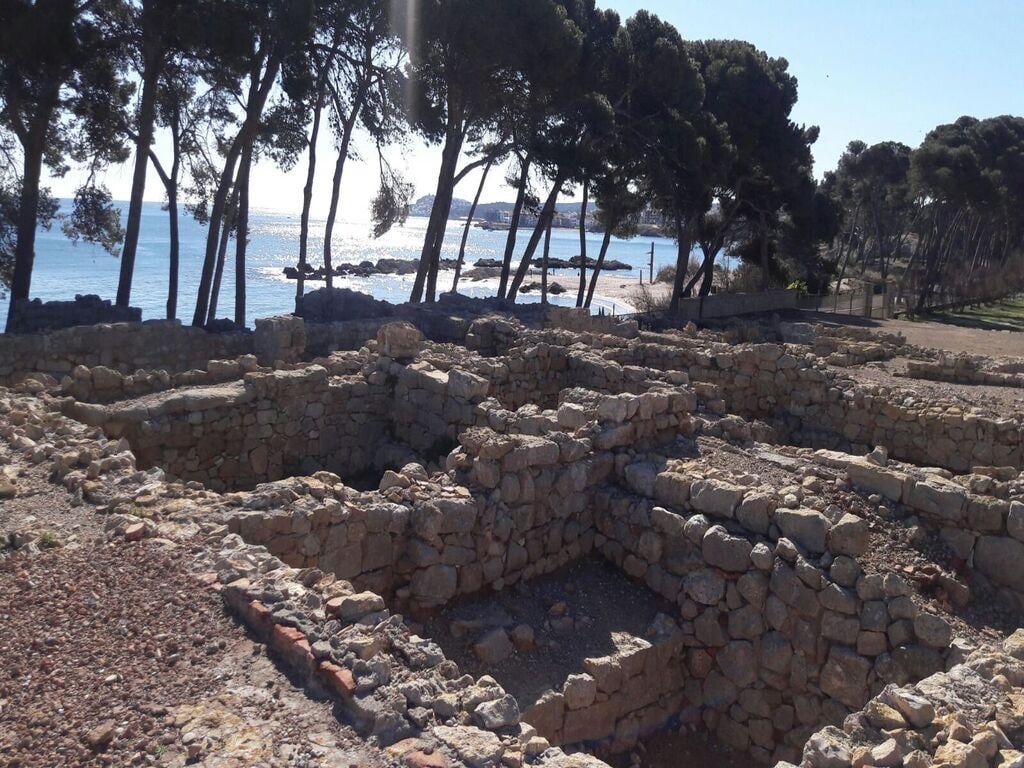 Private Costa Brava: Empuries and Boat Ride Full-Day Tour with Hotel pick-up (FD)