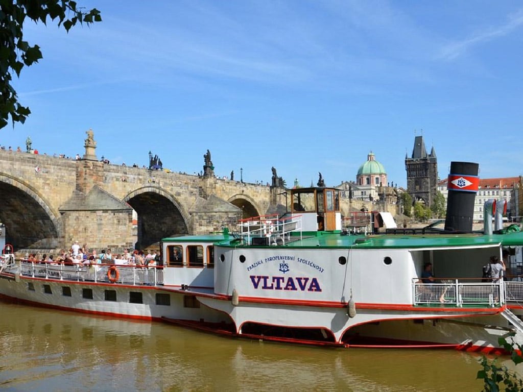 Cruise on the Vlatava River with lunch (with pick up in Down Town)