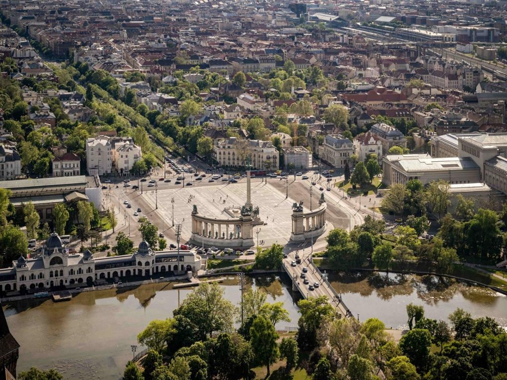 Orientation Tour of Budapest with Private Car and Driver Guide from Budapest Airport