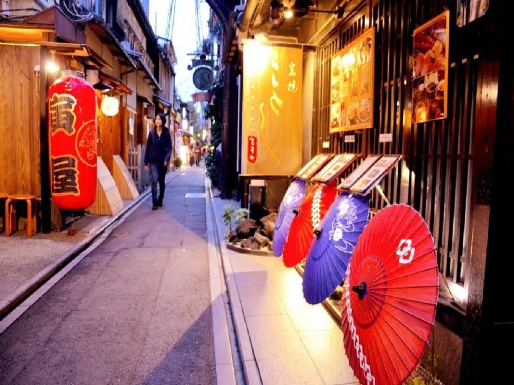Discover the Charming Neighbourhoods of Pontocho and Gion Shirakawa - Walking Tour