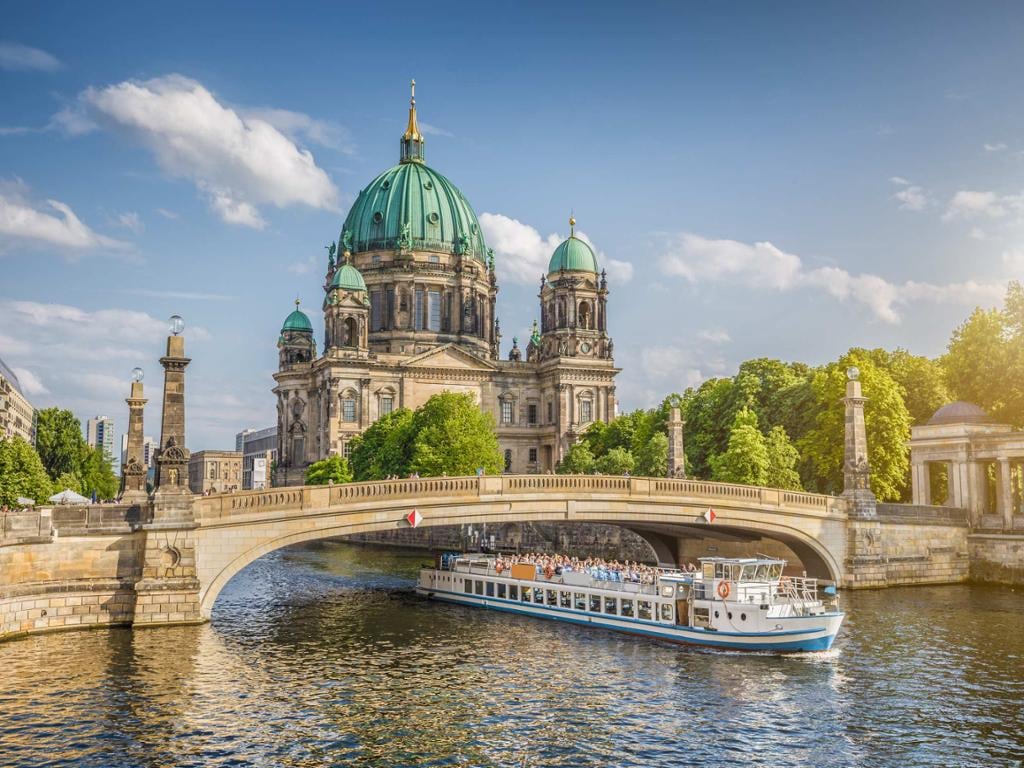 Boat Cruise and Berlin’s Old Town Guided Tour - Skip the line Ticket
