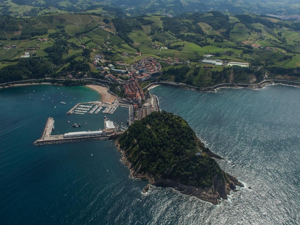 Private Tour: Car Disposal and Driver to Discover San Sebastian from Bilbao