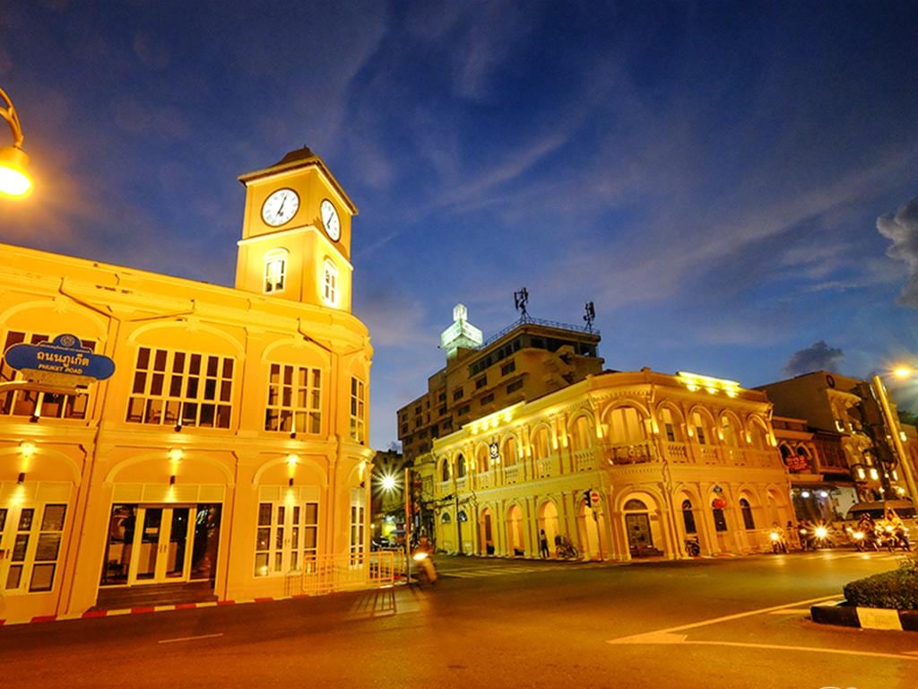 City Tour + FantaSea Show with Dinner and Transfers