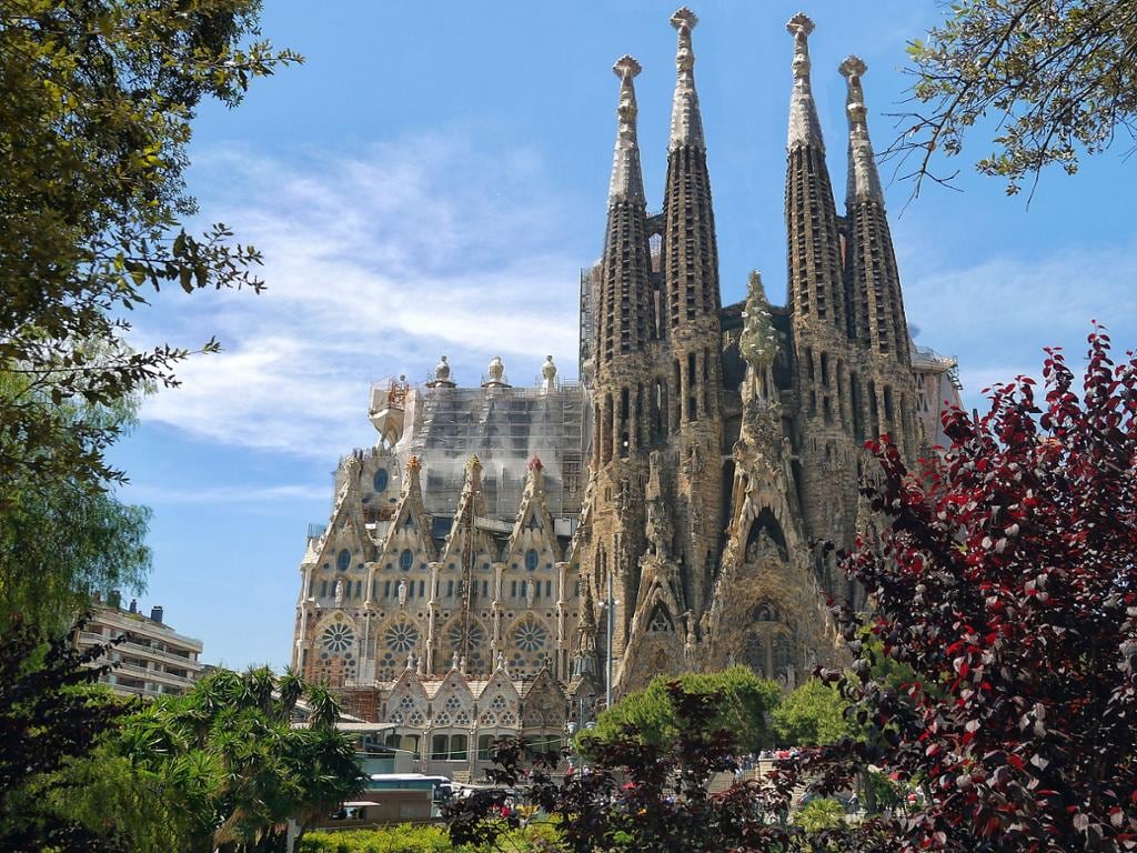 Sagrada Familia: Guided Tour with Optional Access to the Passion Tower